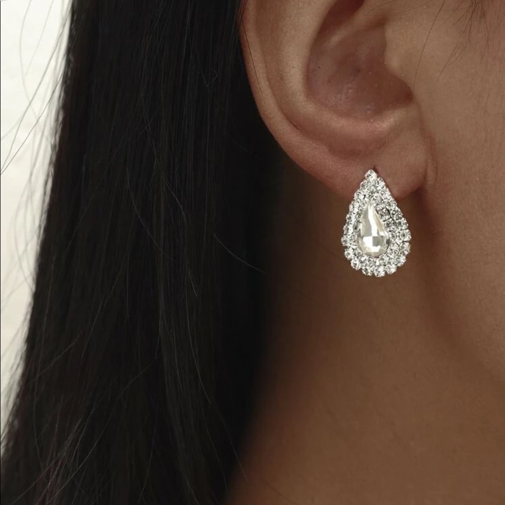 ¥ Silver Pear Shaped Rhinestone Stud Earrings